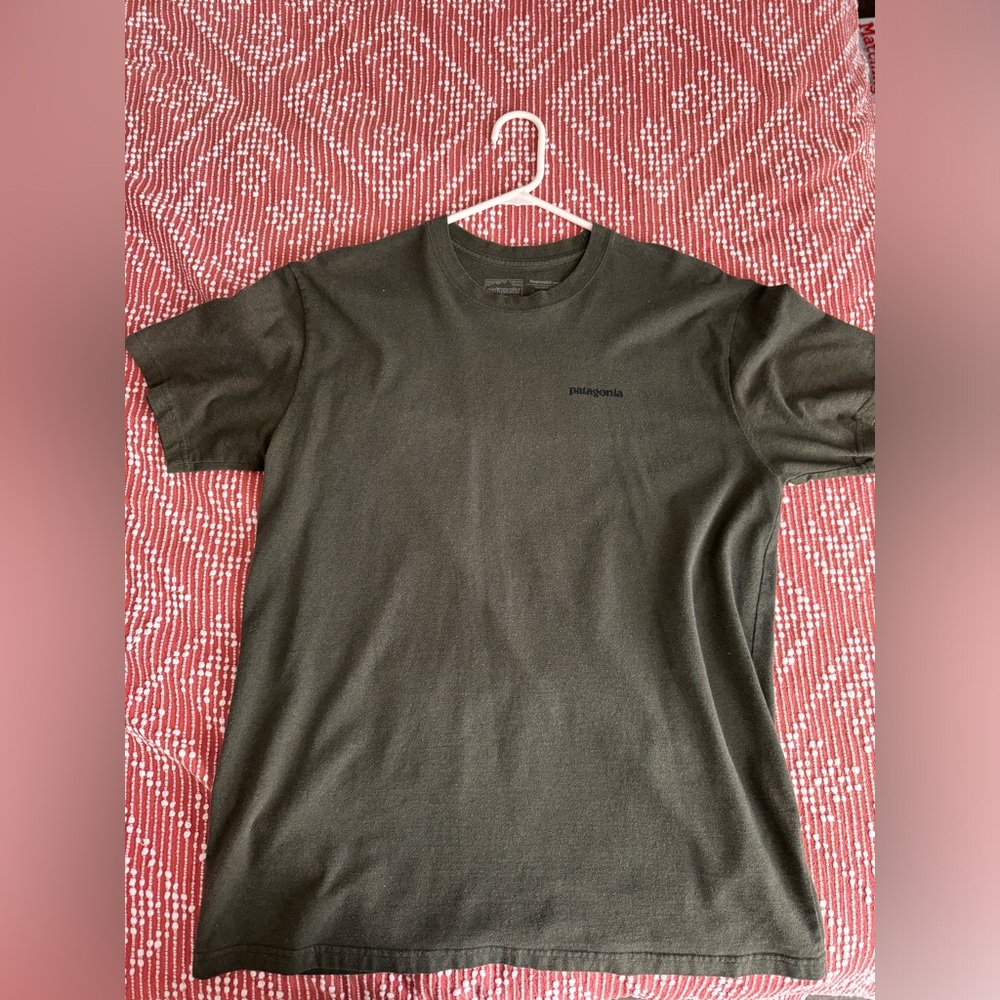 Olive green Patagonia shirt. Size large. Used, but in good condition. Unisex.